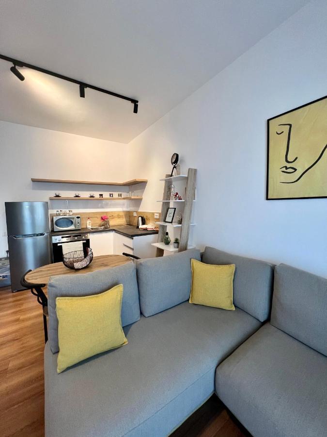 Apartment Yellow *